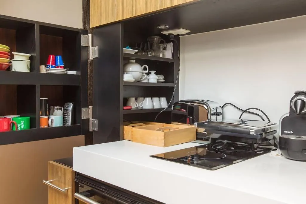 Small Triplex Paris 0*,